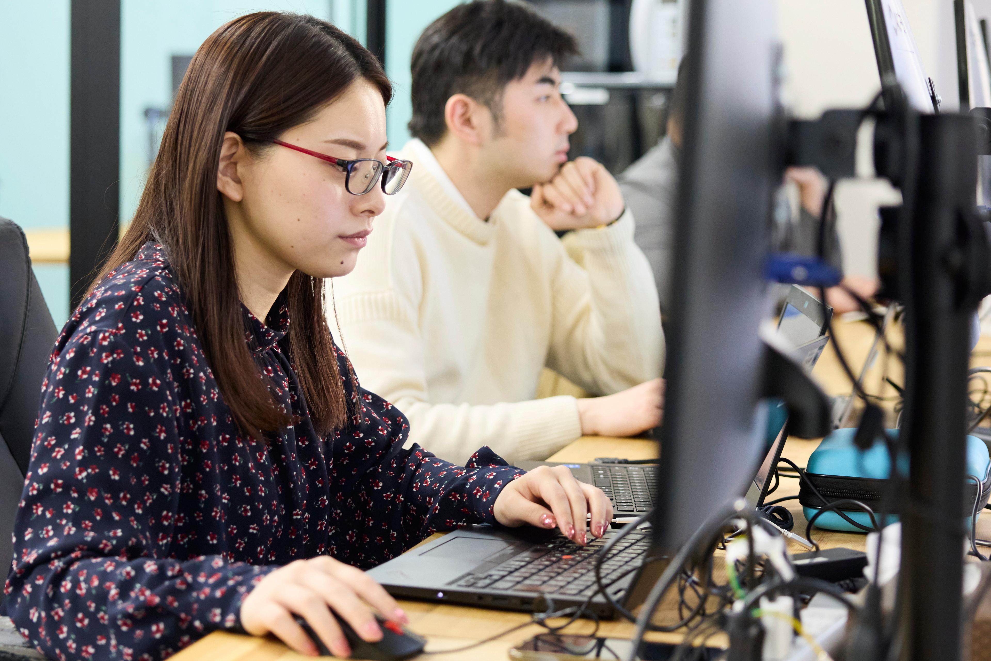 SMHCでは２ヶ月間の研修を行います。入社研修からはじめ、ITの基礎知識などの技術研修を行います。技術研修は開発エンジニア、インフラエンジニアそれぞれの研修を用意しています。
研修後は本人の希望と適正から配属先を選定し、OJT体制・メンター制度をとっており、未経験のかたでも安心して業務をおこなえる環境が整っております。