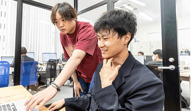 SMHCでは２ヶ月間の研修を行います。入社研修からはじめ、ITの基礎知識などの技術研修を行います。技術研修は開発エンジニア、インフラエンジニアそれぞれの研修を用意しています。
研修後は本人の希望と適正から配属先を選定し、OJT体制・メンター制度をとっており、未経験のかたでも安心して業務をおこなえる環境が整っております。